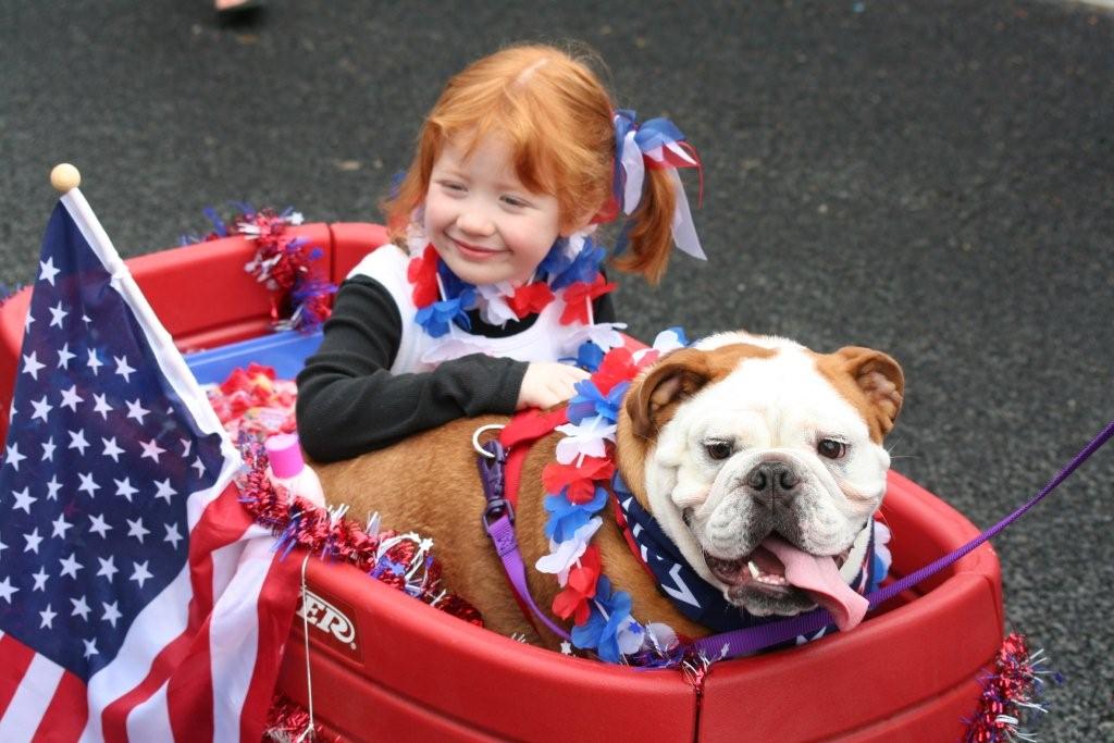 Olivia_and_Ruby_in_parade.jpg